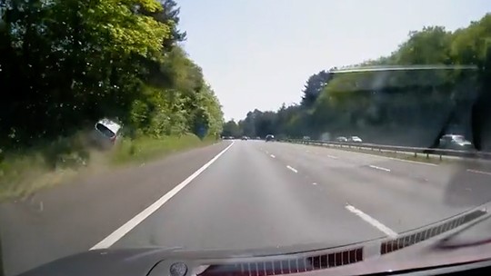 Carro atravessa estrada, sobe em árvore e capota na Inglaterra; vídeo
