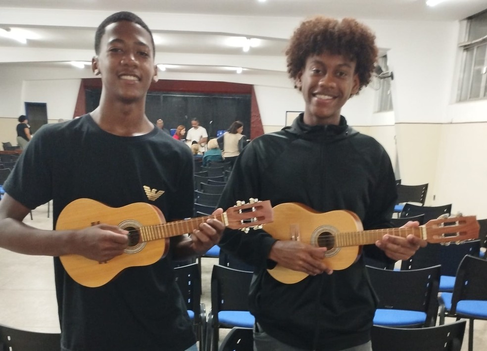 Caio Jorge Oliveira and Joao Gabriel Pereira, 15 years old, at a samba workshop Cirandeando com o Cacique, in Henrique Lag - Photo: Disclosure