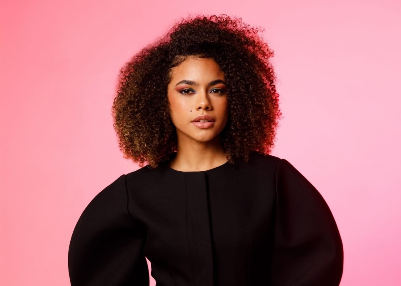 Alana Cabral renova contrato com a Globo por mais dois anos