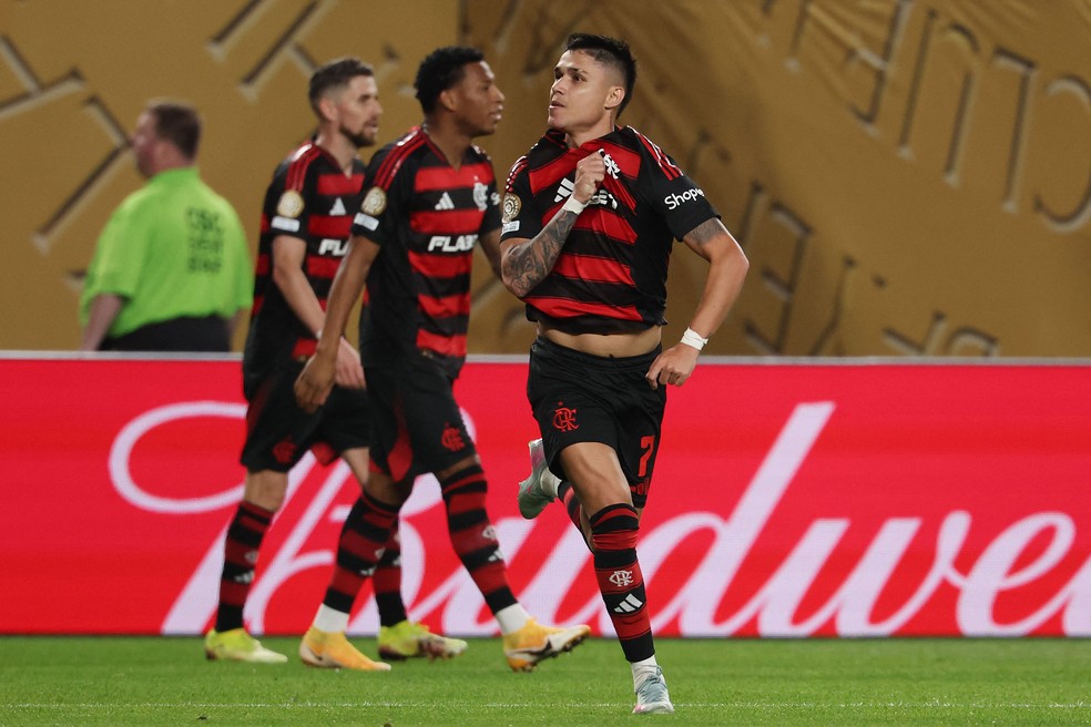 Luiz Araújo comemora gol do Flamengo que matou partida contra o Espérance — Foto: FRANCK FIFE / AFP
