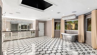 Inside the Kardashian mansion — Photo: Disclosure