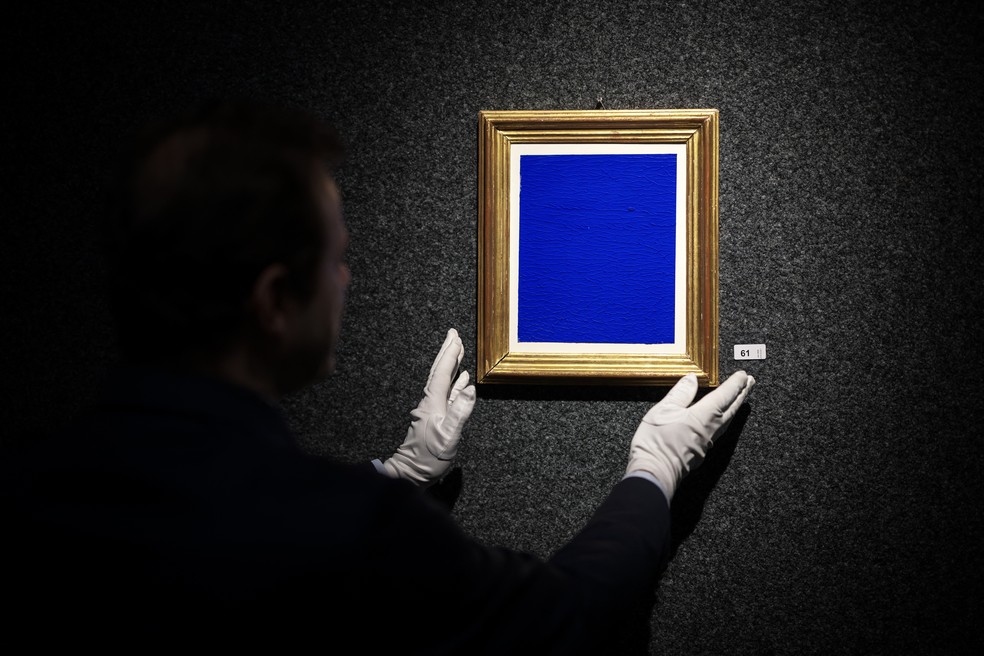 "Untitled Blue Monochrome IKB 328" (1959), uma obra de arte em papel cart&atilde;o com pigmento puro e resina sint&eacute;tica do artista franc&ecirc;s Yves Klein &mdash; Foto: Fabrice COFFRINI / AFP