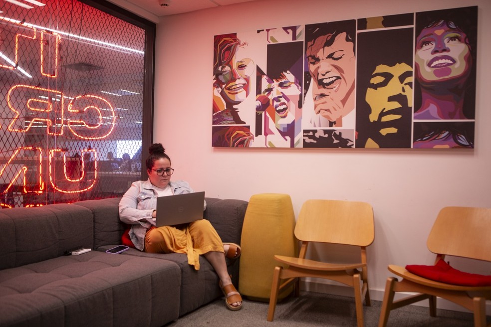 Mariana Alves no escritório da Sony: "Eu tô até triste de amanhã ser feriado, porque em casa vai estar muito calor" — Foto: Alexandre Cassiano