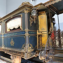Access to the train was via a staircase inside the carriage, which had a balustraded terrace where the Pope welcomed and blessed the faithful. — Photo: Reproduction/La Nacion