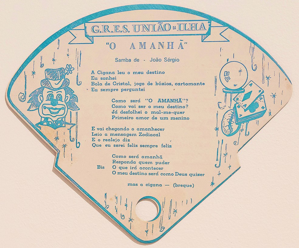 Um leque com a letra do samba “O Amanhã”, enredo da carnavalesca Maria Augusta — Foto: foto de Vítor Melo/divulgação