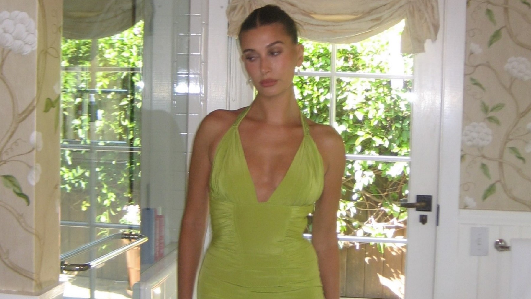 Fotos de Hailey Bieber em casamento provocam críticas ao corpo da modelo - Foto