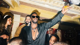 Sean Combs, conhecido como Diddy, faz um brinde durante sua festa pós-Met Gala, em Nova York,em  1º de maio de 2023 — Foto: Jutharat Pinyodoonyachet/The New York Times