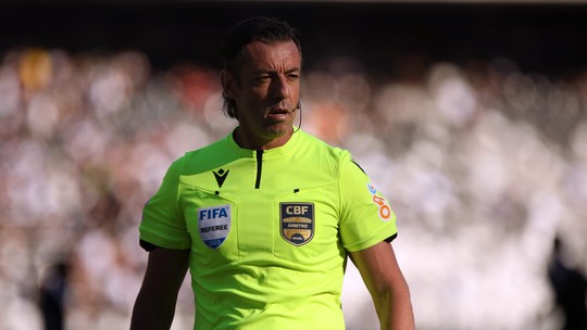 Alvo de Textor, Raphael Claus representou o Brasil na última Copa e é um dos árbitros mais premiados do país