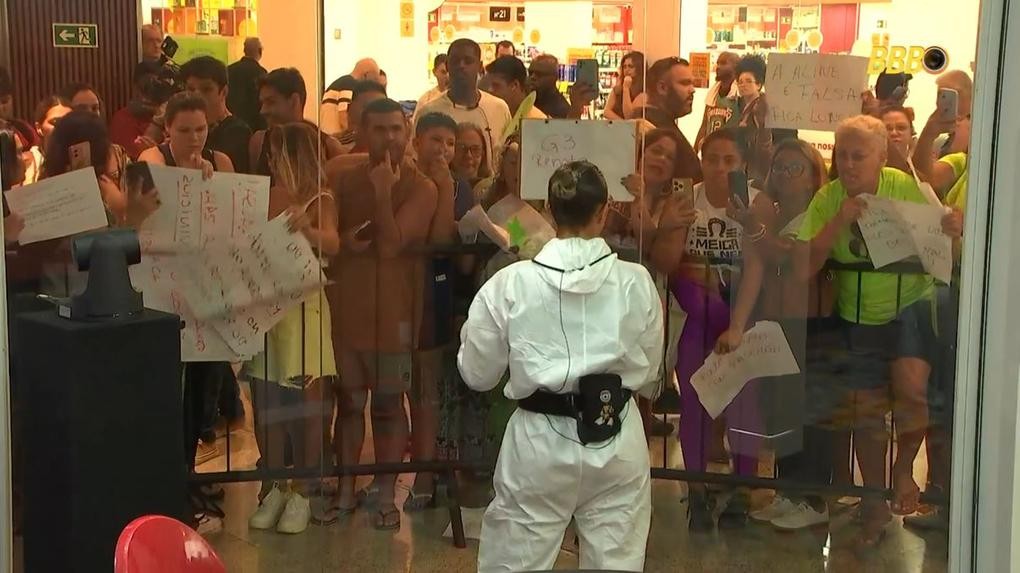 No 'BBB 25', Renata Saldanha foi escolhida para a vitrine do Seu Fifi. Ela ficou em uma casa de vidro no shopping, e o público levou cartazes com fofocas do programa — Foto: Reprodução/TV Globo