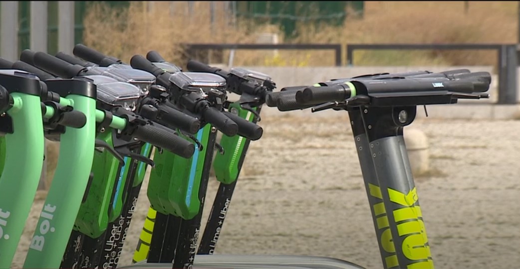 Lisboa vai retirar patinetes elétricos de circulação e moradores preparam abaixo-assinado; entenda decisão
