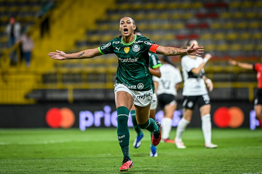 Bia Zaneratto marcou dois gols na vitória que garantiu a vaga do palmeiras na semifinal da Libertadores Feminina