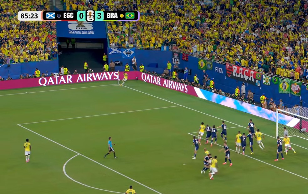 Passe decisivo de Neymar; aos 40 minutos, Ney cobra escanteio — Foto: Reprodução