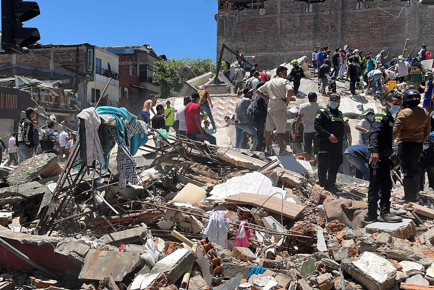 Resgatistas procuram por sobreviventes em um edifício desabado após um terremoto em Pereira, Colômbia. — Foto: Roberto Betancourt / AFP