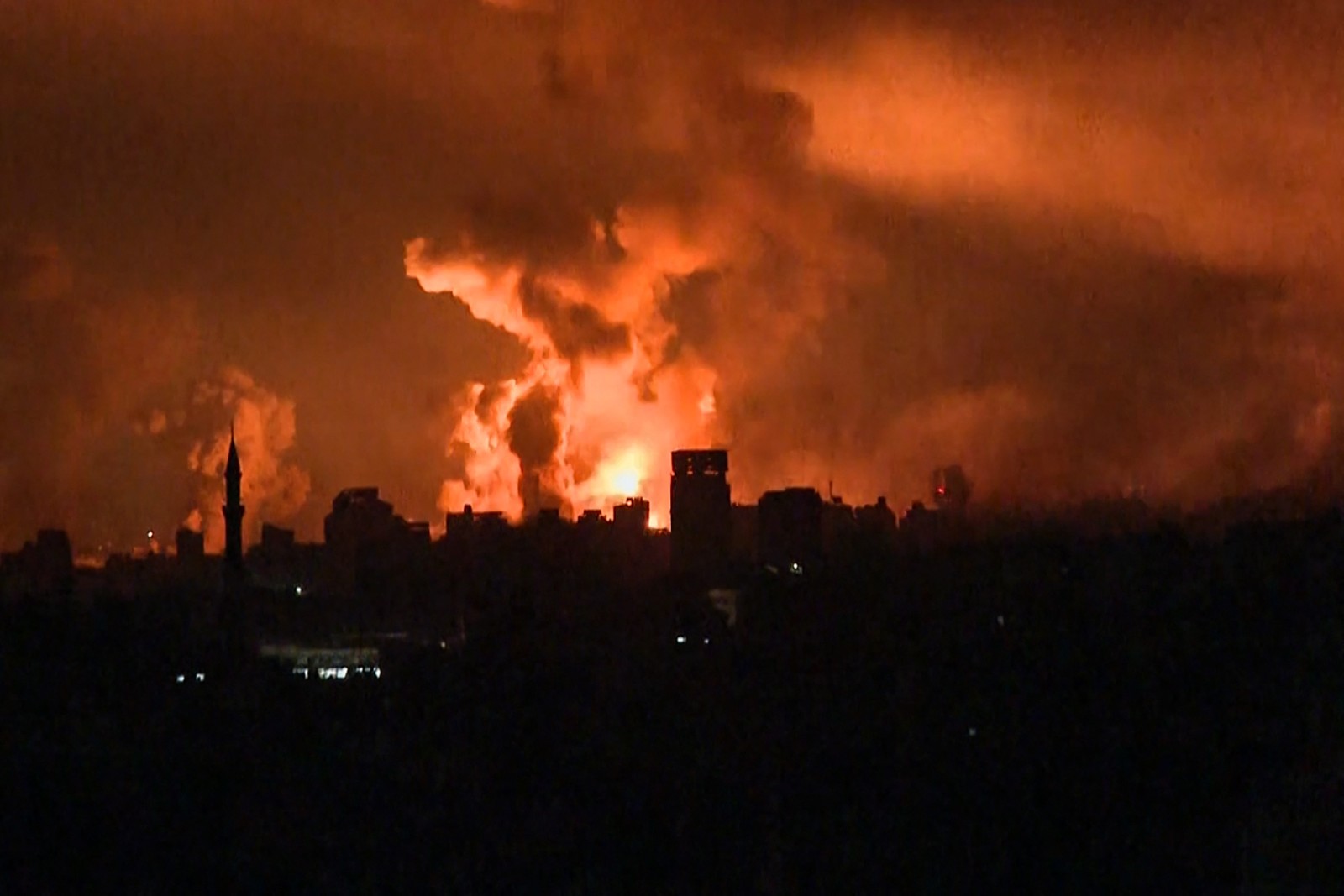 Israel afirma que está expandindo operações terrestres e intensificando bombardeios em Gaza — Foto: Yousef Hassouna / AFP