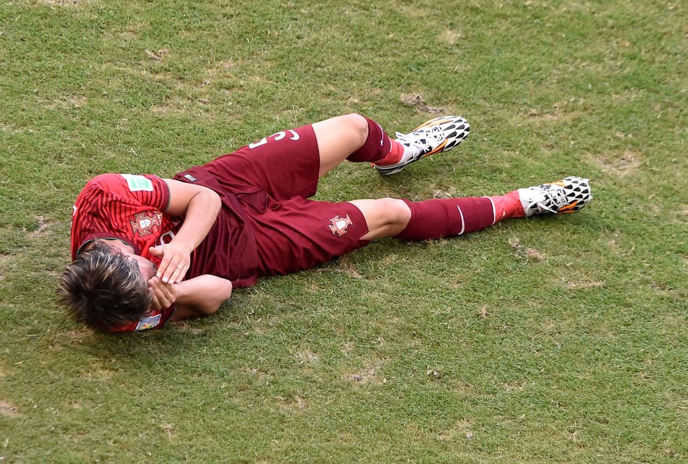 Fábio Coentrão sofre falta em jogo de Portugal contra a Alemanha, na Copa de 2014 — Foto: Dimitar Dilkoff / AFP