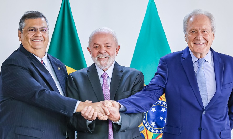 Flávio Dino, Lula e Ricardo Lewandowski juntos no dia do anúncio de novo titular do Ministério da Justiça