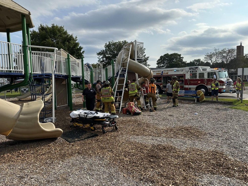 Homem de 40 anos fica prico em eScorregador infantil e mobiliza bomberos nos eua - foto: corpo de bomberos da cidade de vernon de vernon
