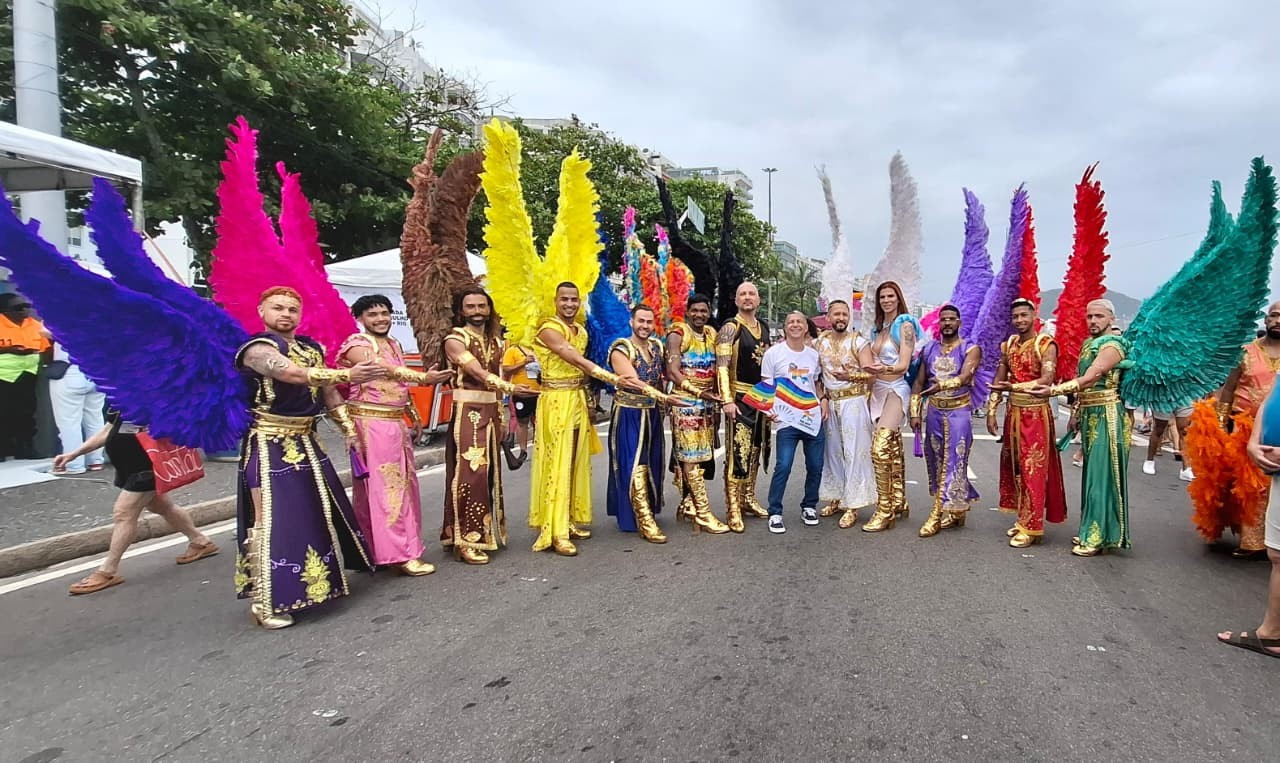 Grupo Anjos da Diversidade, from São Gonçalo, Rio's metropolitan area, poses for a photo with Ernán Pereira, Supervisor of LGBT Public Policy at SEDSODH - State Secretariat for Social Development and Human Rights - Photo: Walter Farias