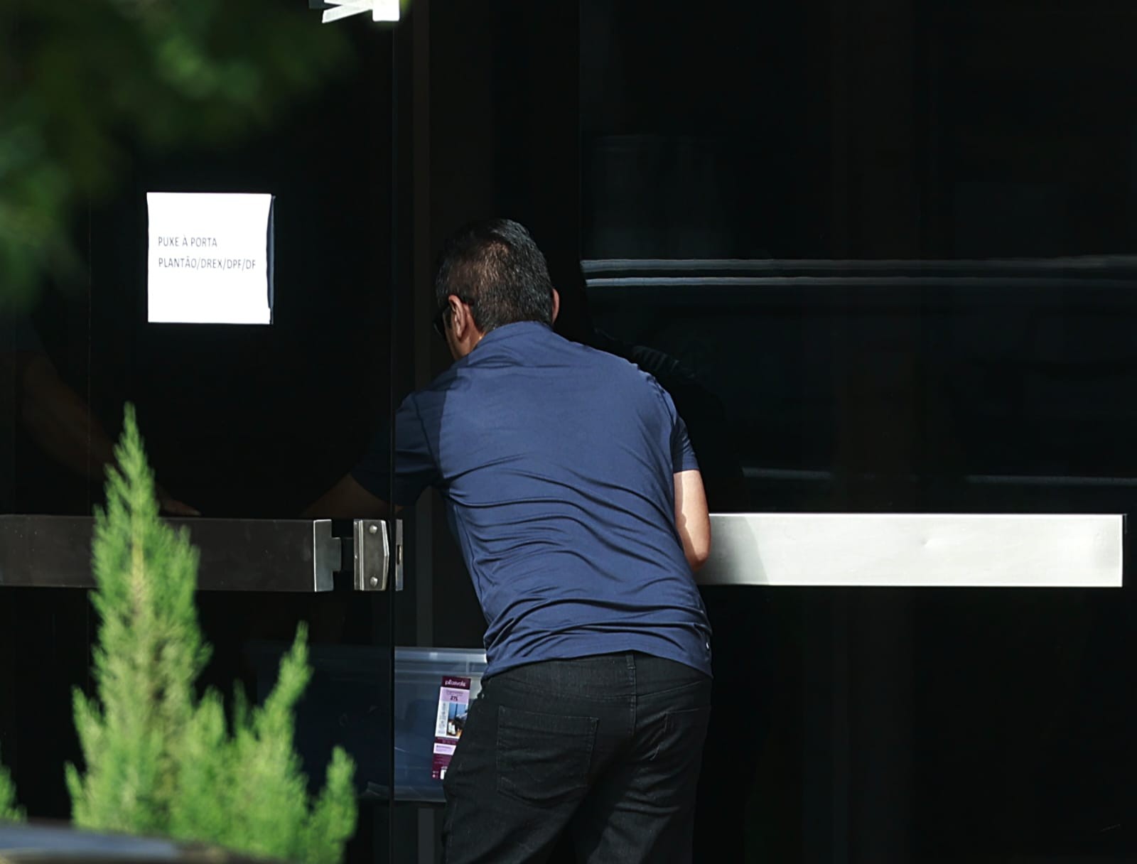 No seu terceiro dia preso na PF, Bolsonaro recebe visita e caixa de cunhado