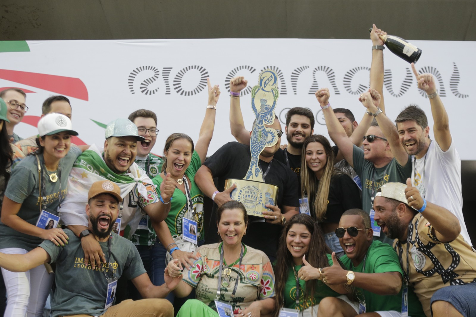 Integrantes da Imperatriz enguem troféu do Carnaval do Rio — Foto: Domingos Peixoto