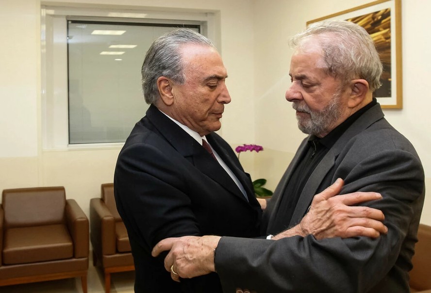 O presidente Lula ao lado do ex-presidente Michel Temer