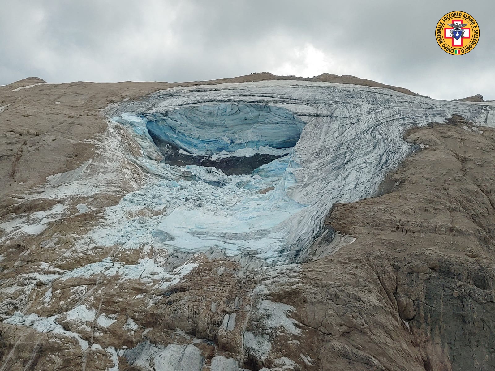 Geleira faz parte da montanha Marmolada, que tem cerca de 3.300 metros de altura e está situada na cordilheira das Dolomitas — Foto: SOCCORSO ALPINO / AFP