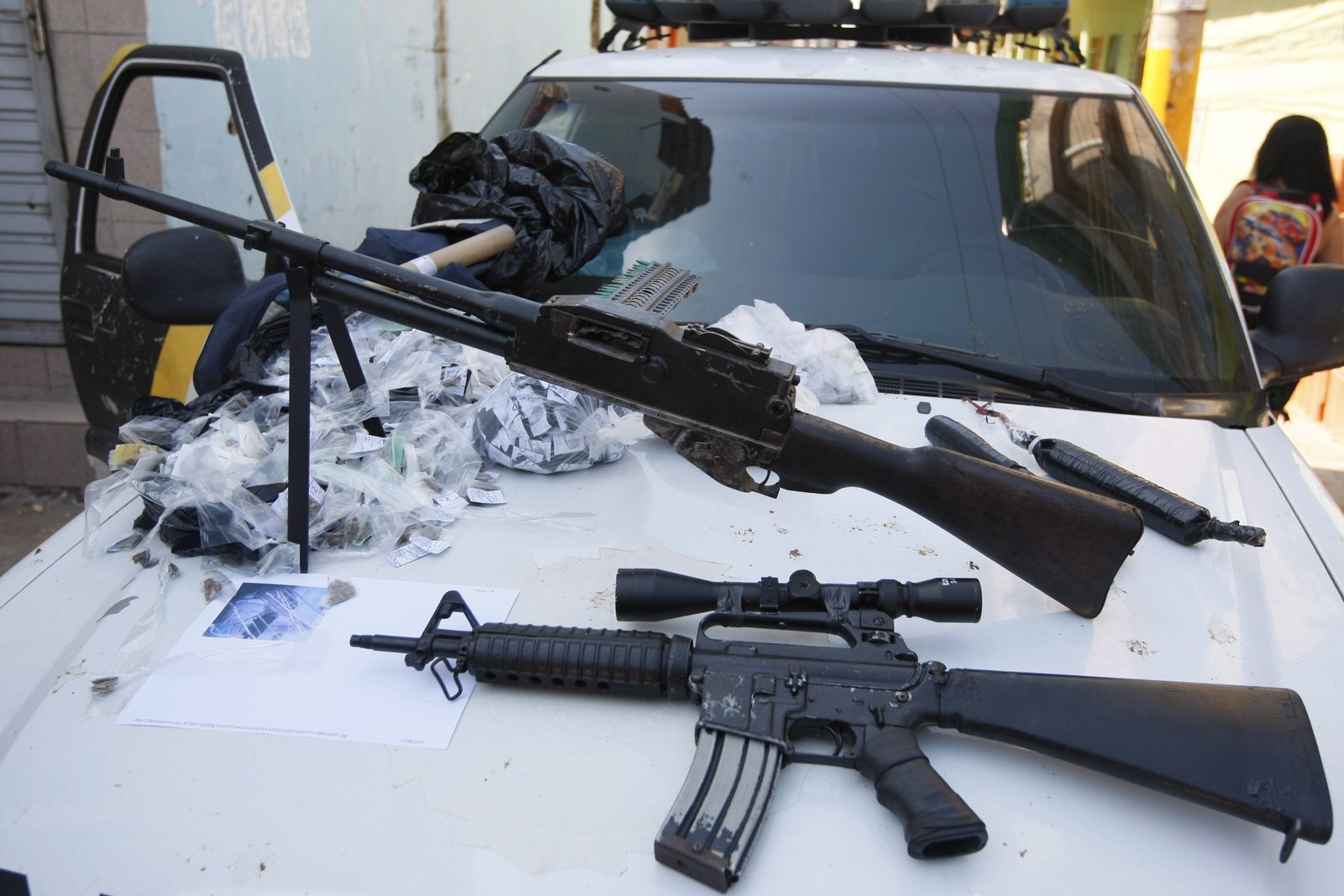 Operação da DHBF na Favela Vila Ideal em Duque de Caxias apreende drogas, um fuzil e uma metralhadora ponto 30. (Foto tirada em 20/08/2010 , no Rio de Janeiro ) — Foto: Gustavo Azevedo / Agência O Globo