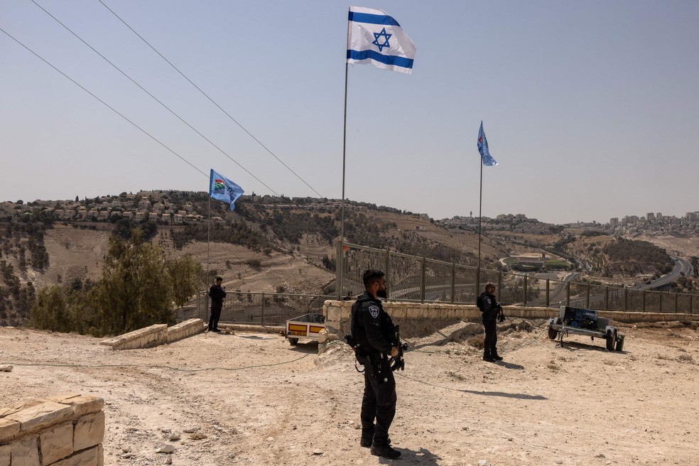 Militares israelenses vigiam corredor na Cisjordânia conhecido como E1, onde Israel quer construir novos assentamentos judaicos — Foto: Menahem Kahana / AFP