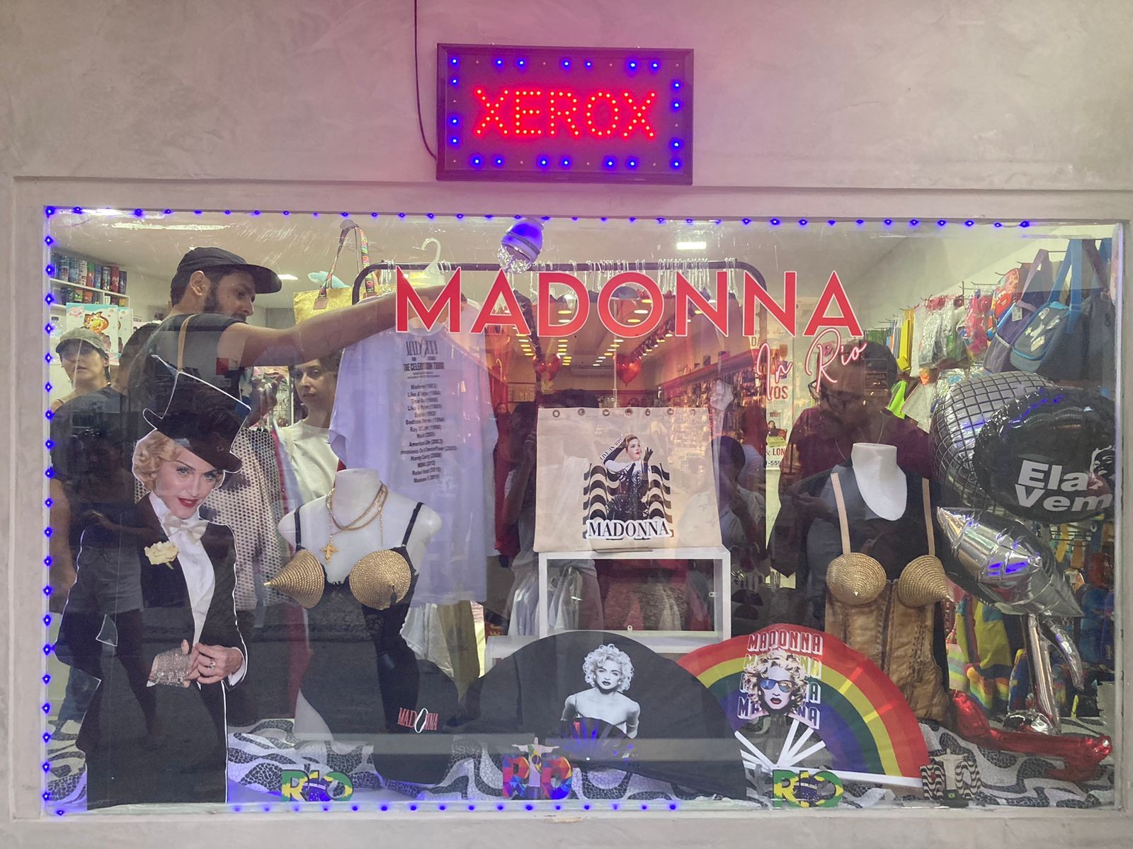 Loja na Rua Senhor dos Passos com itens personalizados da Madonna — Foto: Camila Araujo
