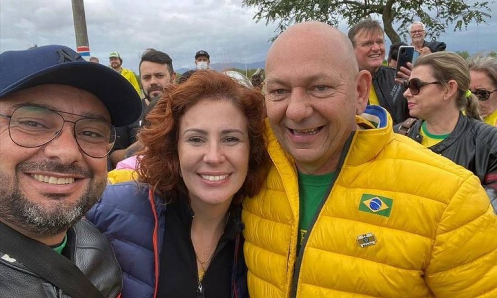 Juliano Martins com Carla Zambelli e Luciano Hang em motociata de Bolsonaro, em 2021 — Foto: Reprodução