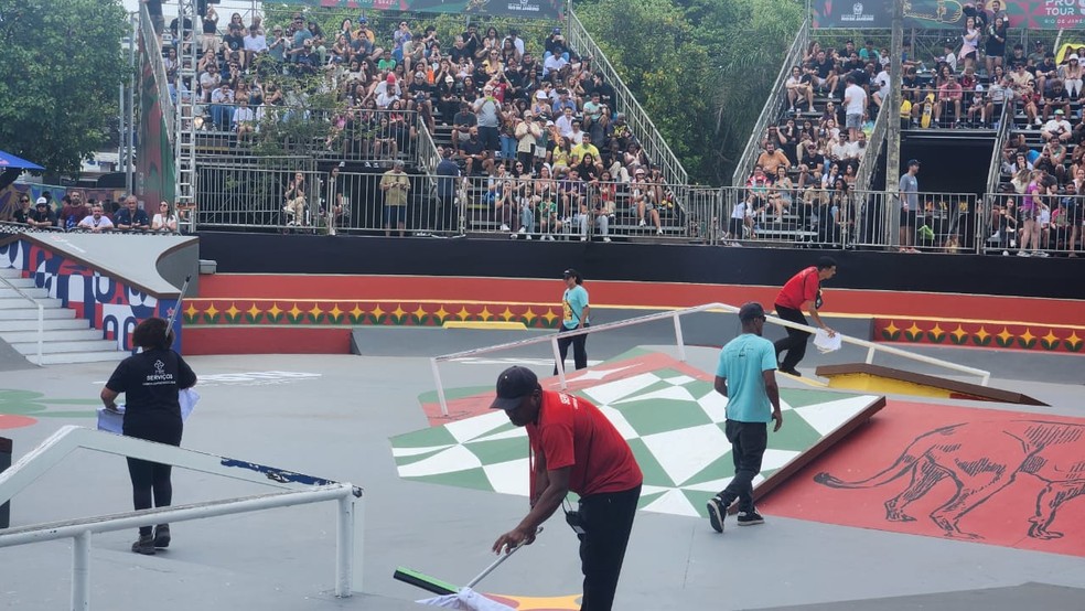 Organiza&ccedil;&atilde;o do STU Pro Tour do Rio de Janeiro tenta secar a pista do street: final interrompida &mdash; Foto: Amanda Rosa/O Globo