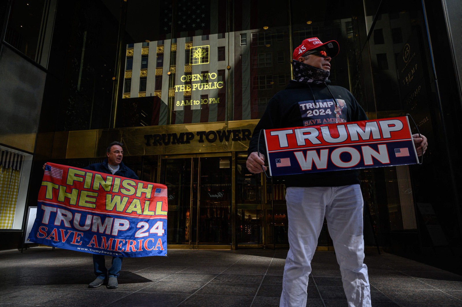 Dois apoiadores de Trump participam de manifestação de apoio convocada pelo ex-presidente que disse que pode ser preso — Foto: ED JONES/AFP