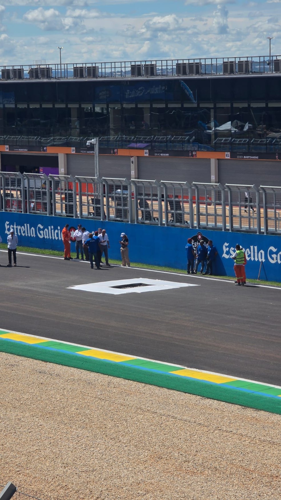 Afundamento na pista do autódromo Internacional Ayrton Senna, em Goiânia — Foto: Tatiana Furtado / O GLOBO