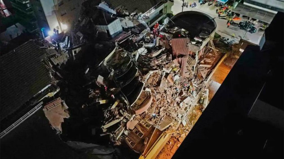 A ten-story building collapsed in a tourist town in Argentina - Photo: Reproduced