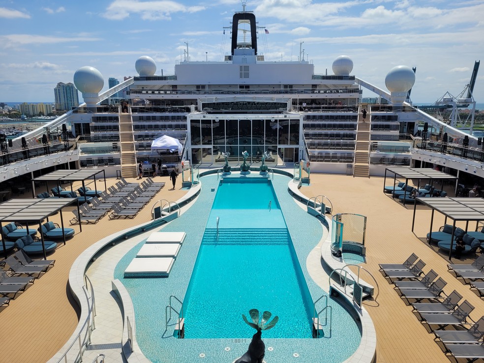 A piscina principal do navio de cruzeiros MSC World America — Foto: Eduardo Maia / O Globo
