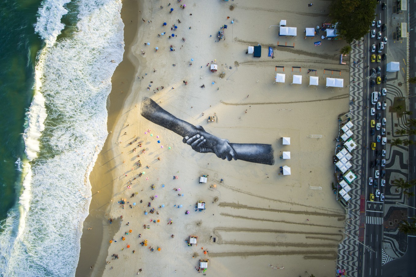 JON ONGKIEHONG 「 PLACE DE COSTA RICA」アート Copacabana ganha pintura gigante e entra para 'maior corrente