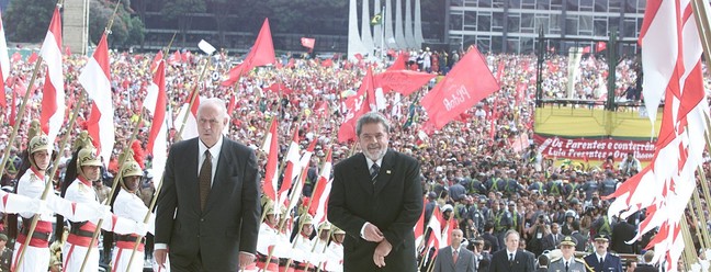 Lula sobe a rampa do Planalto acompanhado de José Alencar, seu vice, em 2003 — Foto: Ailton de Freitas