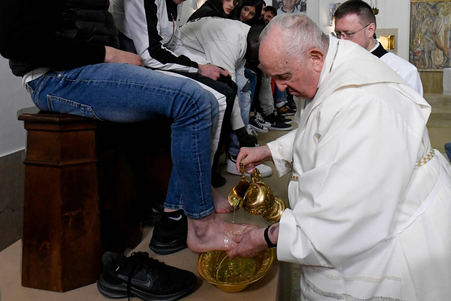 Papa Francisco lava os pés de 12 jovens em uma instituição para menores em Roma