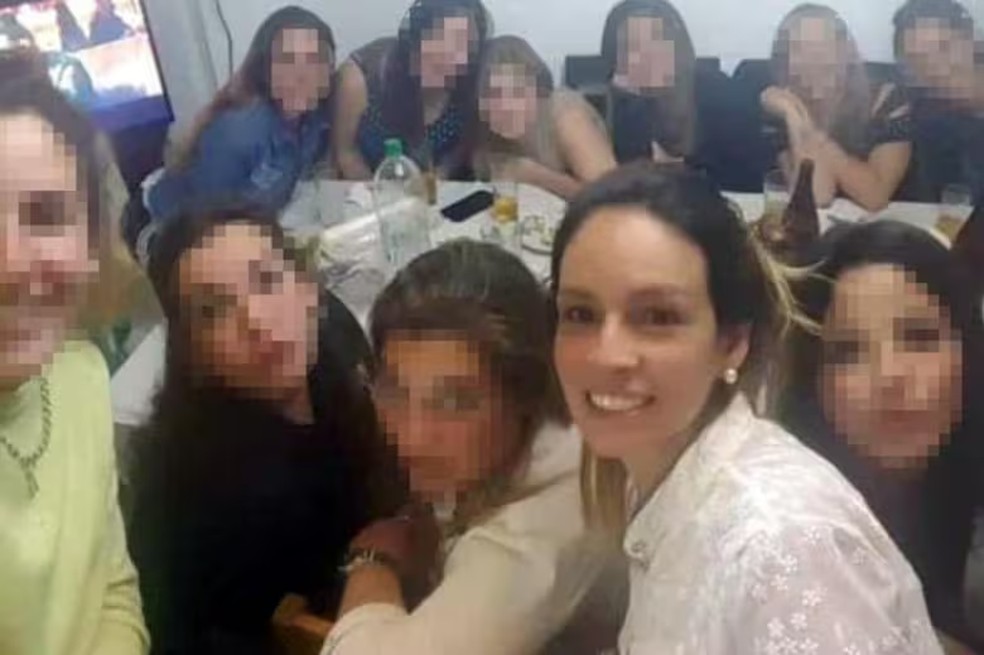 Durante prisão, Julieta enfrentou polêmica ao aparecer em uma foto com amigos em uma festa — Foto: Reprodução