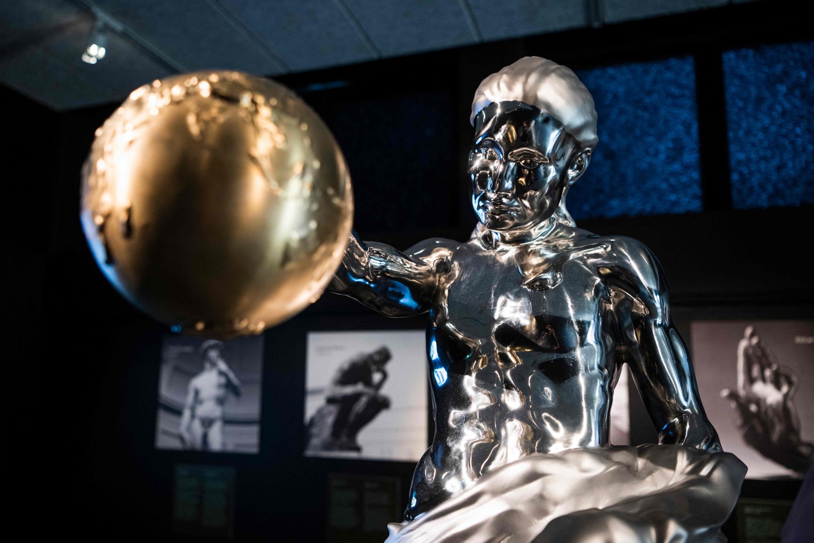A primeira escultura feita por inteligência artificial do mundo é exibida no museu Tekniska em Estocolmo em 8 de junho de 2023 — Foto: Jonathan NACKSTRAND / AFP