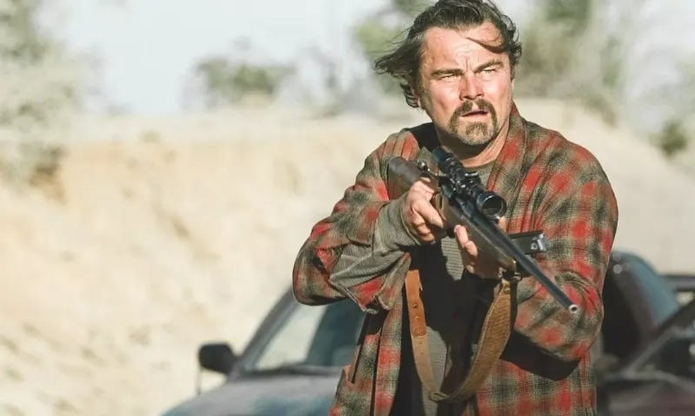 Leonardo DiCaprio em "Uma batalha após a outra", de Paul Thomas Anderson — Foto: Divulgação