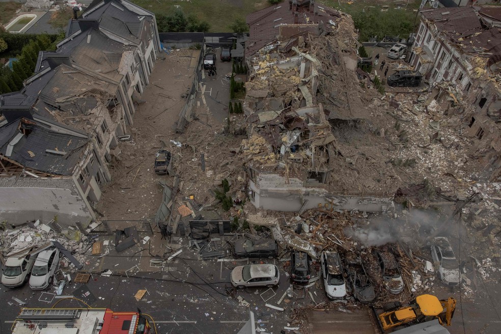 Área residencial destruída nos arredores de Kiev após ataque massivo de drones russos que matou pelo menos quatro pessoas — Foto: Roman Pilipey / AFP