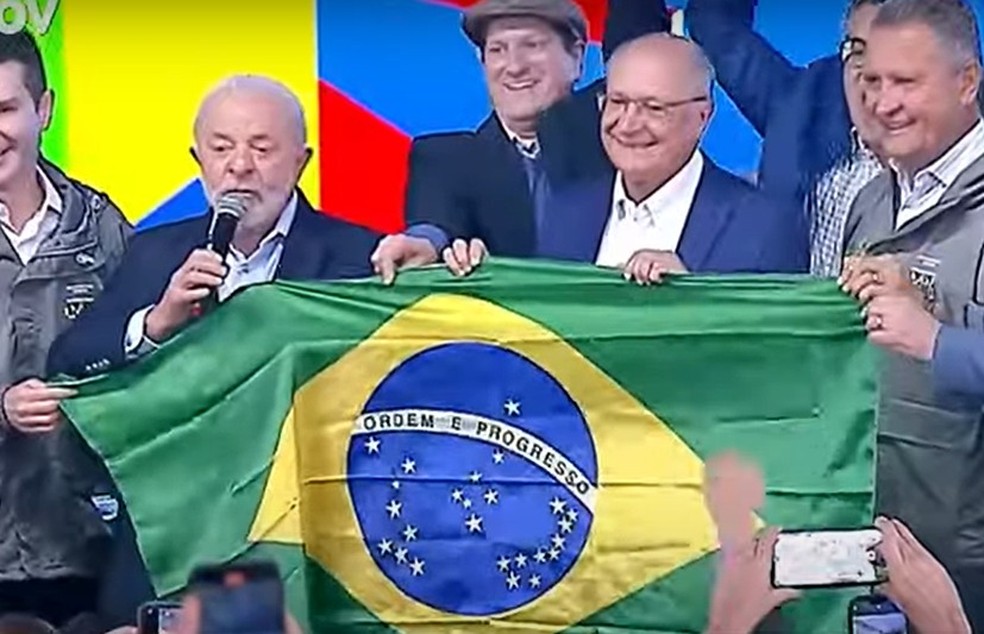 Lula e Alckmin com a bandeira brasileira durante ato em Osasco