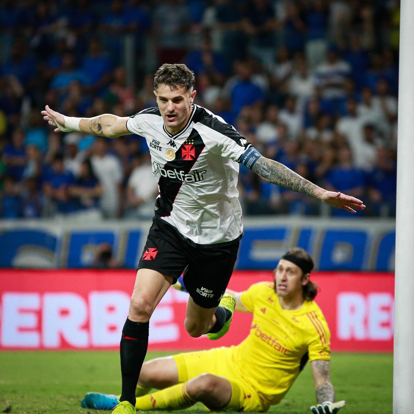 Vasco sobrevive após expulsão e consegue segurar empate com Cruzeiro pelo Brasileiro