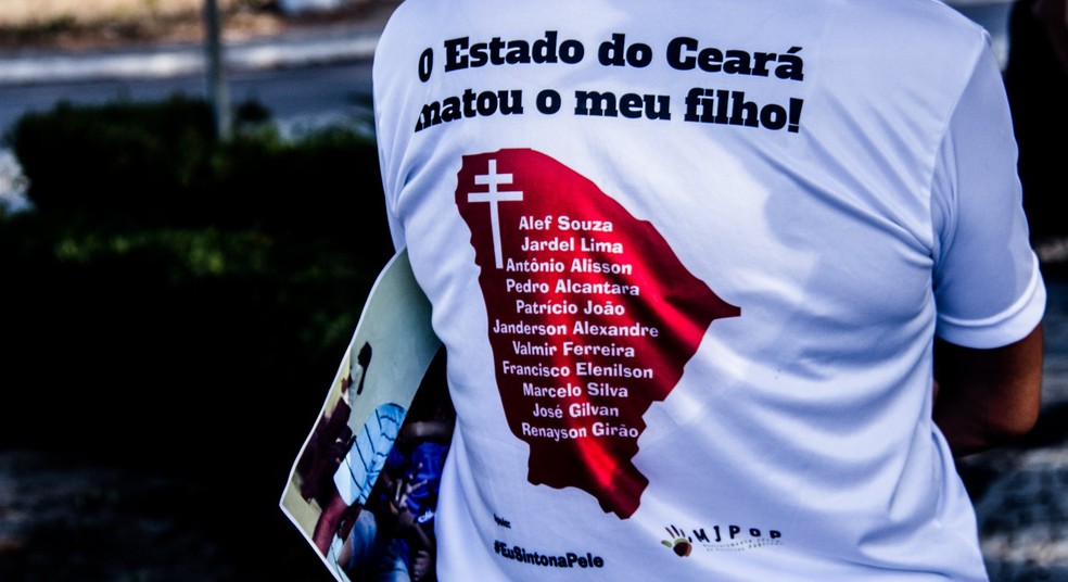 Chacina do Curió: assassinados listados em camiseta com escrita “escolhidos aleatoriamente” — Foto: Divulgação/Anistia Internacional