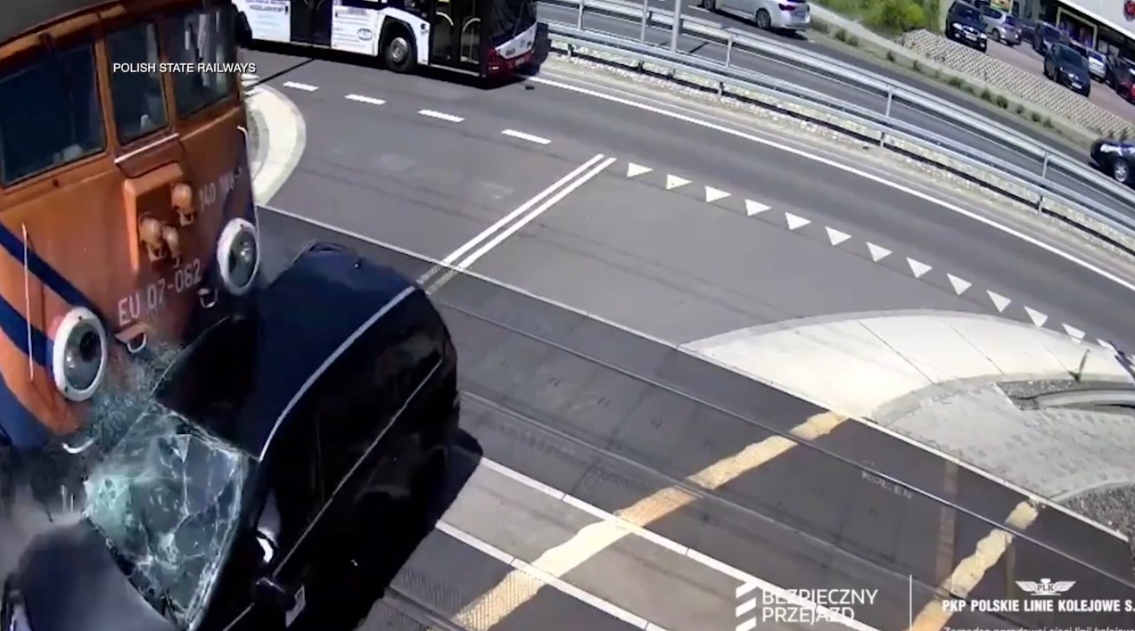 Carro invade trilho, é atingido por trem e arrastado, e duas pessoas ficam feridas na Polônia; vídeo