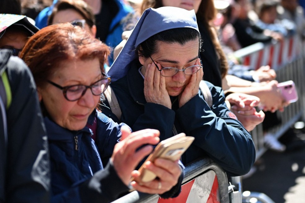 Uma freira se emociona durante a cerimônia fúnebre do papa Francisco, no centro de Roma — Foto: Piero CRUCIATTI / AFP