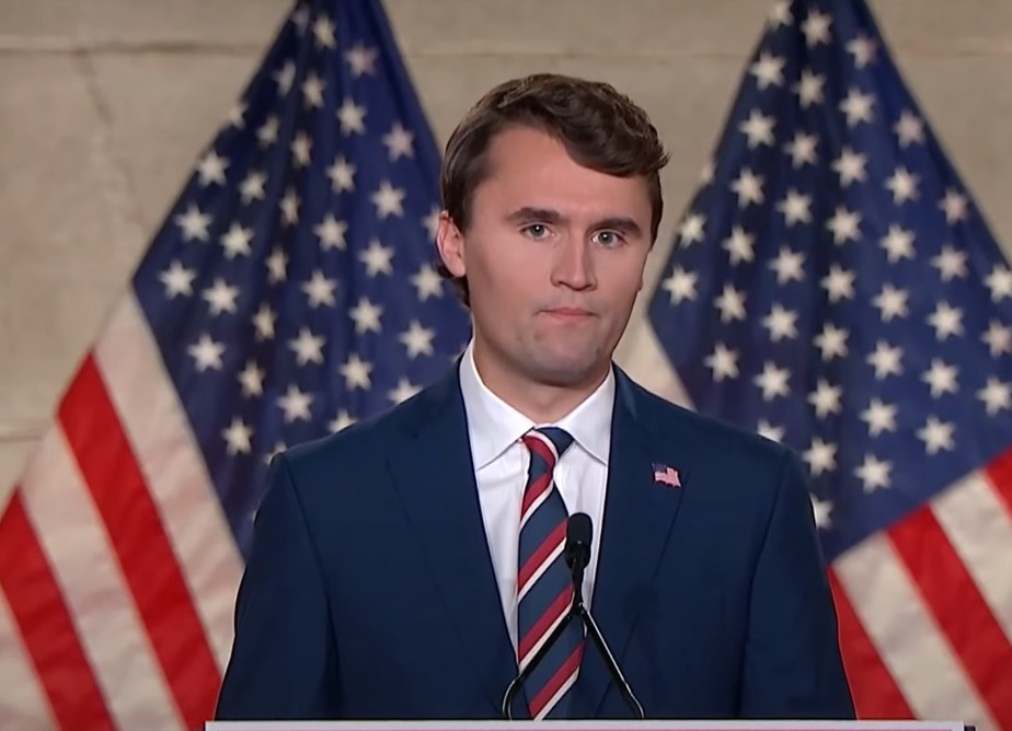 Quem &eacute; Charlie Kirk, extremista ligado &agrave; invas&atilde;o do Capit&oacute;lio e dono de  evento nos EUA que ter&aacute; Bolsonaro