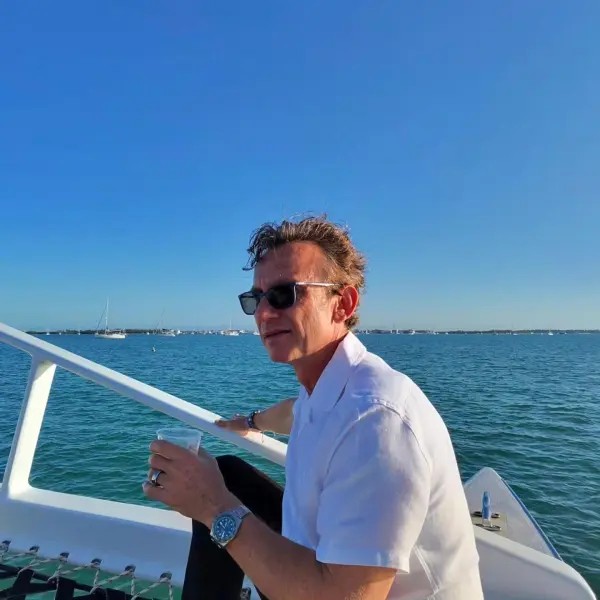 CEO morre em acidente de barco em Miami, e filho adolescente fica ferido