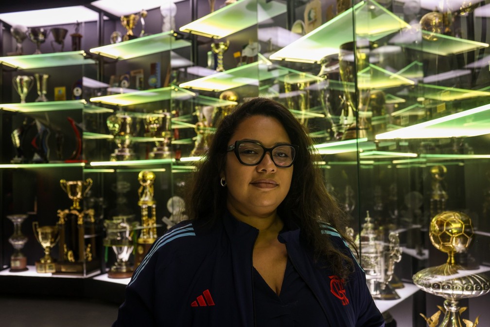 Desirrreé Santos é a responsável pelo Patrimônio Histórico do clube e flamenguista: experiências se completam — Foto: Foto de Gabriel de Paiva/ Agência O Globo